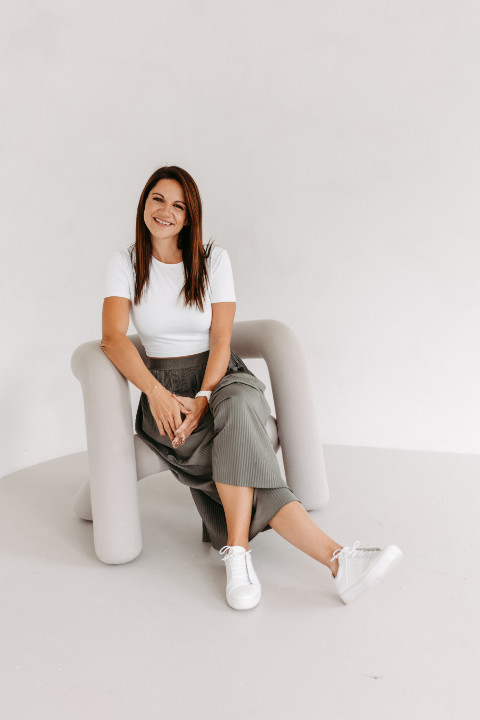 Junge Unternehmerin lächelt in die Kamera beim persönlichen Fotoshooting