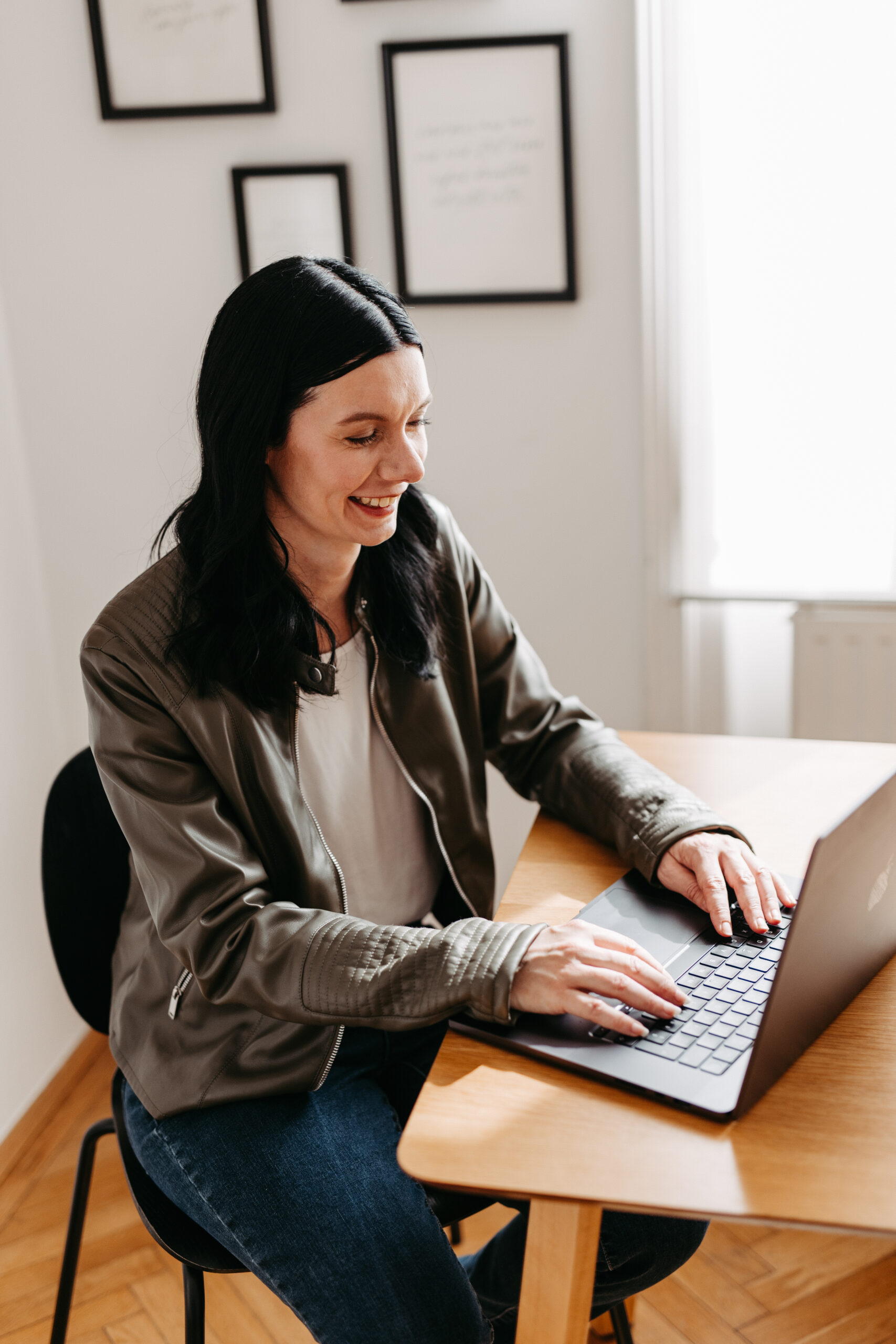Business Fotografie Shooting für eine Business Frau aus der Schweiz am Laptop
